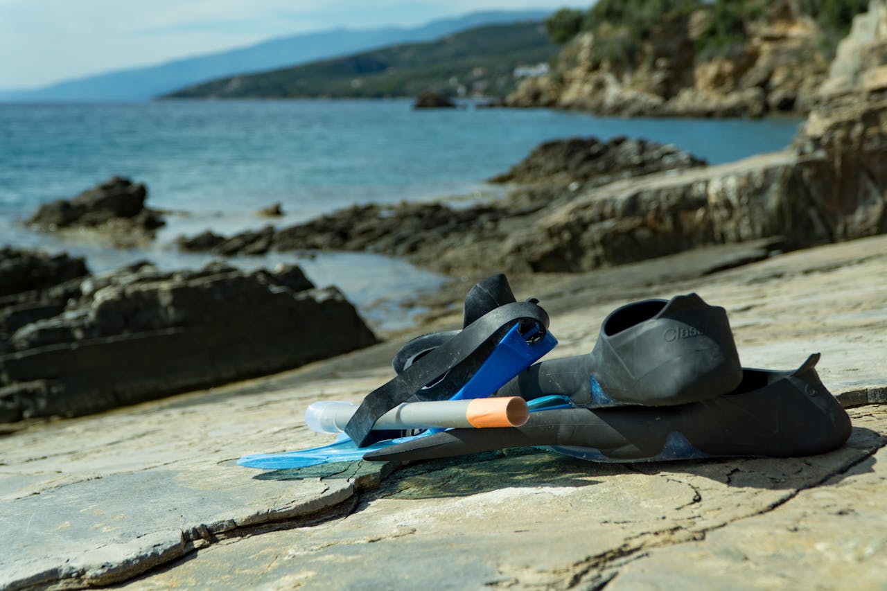 Use snorkeling equipment that meets standards.
